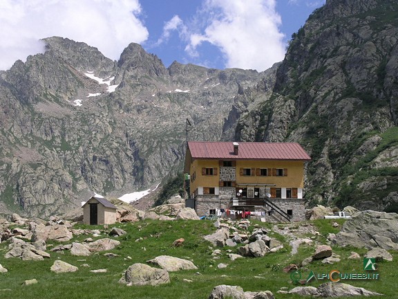7 - Die Berghütte Rifugio Genova Figari und das benachbarte Befestigungswerk Opera 126 des Vallo Alpino (2011)