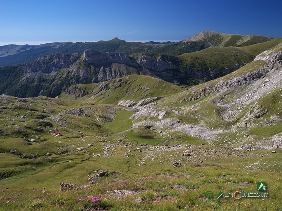 10 - Blick vom Pass Colle del Pas auf die Hütte Capanna Saracco Volante und die Mulde Conca di Piaggia Bella (2013)