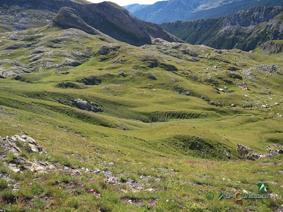 11 - Blick vom Pass Colle del Pas auf die Hütte Capanna Saracco Volante und die Mulde Conca di Piaggia Bella (2013)