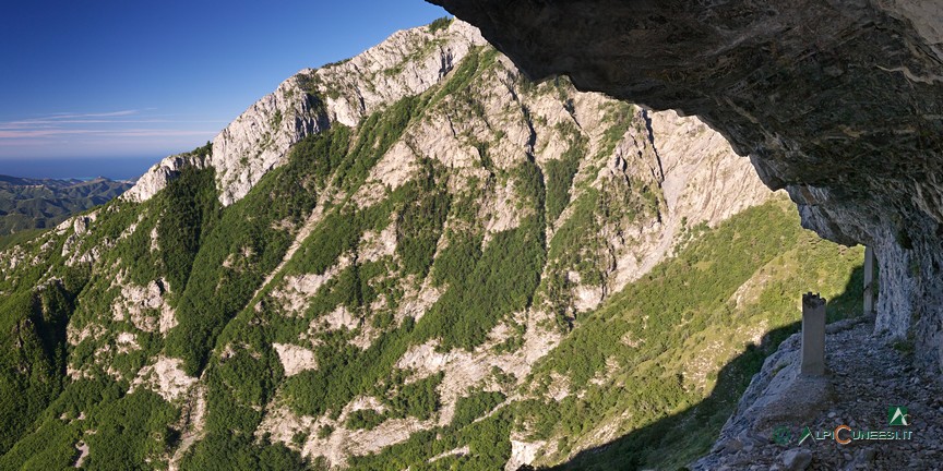 6 - Einer der spektakulärsten Abschnitte des Gebirgsjägerwegs Sentiero degli Alpini, mit dem Monte Toraggio im Hintergrund (2014)