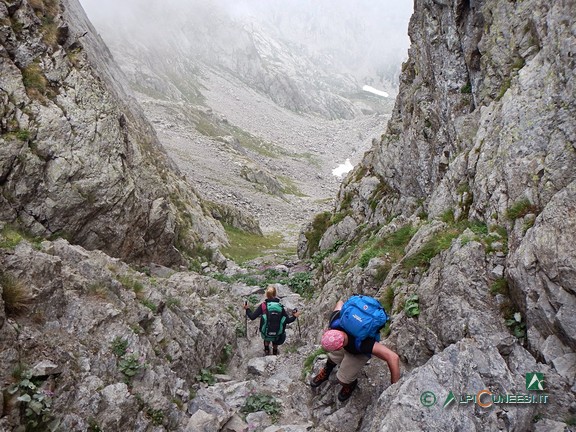 9 - Die enge, steile Felsrinne, die vom Pas du Mont Colomb bergab führt (2014, Foto: R. Safiullina)