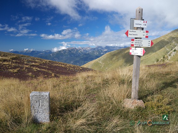 7 - Wegweiser und Grenzstein am Pass Colla Rossa (2014)