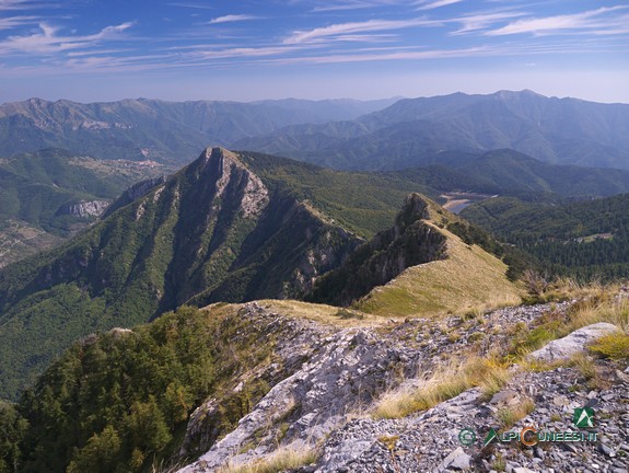 10 - Aussicht an den Abhängen des Monte Grai: ganz rechts der Pass Colla Melosa und die Berghütte Rifugio Allavena (2014)