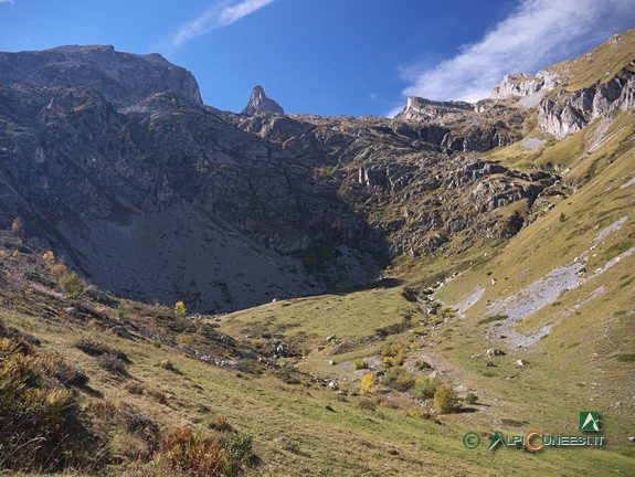 11 - Il Vallone dei Prati della Chiesa ai piedi della Rocca dell'Abisso (2014)