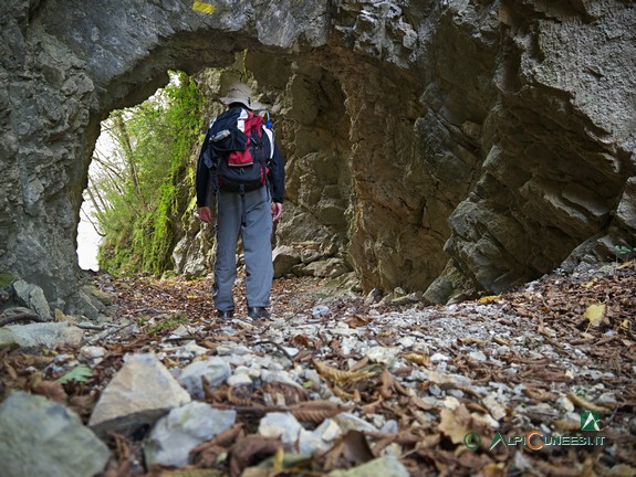 11 - Il brevissimo tratto in galleria nel Vallon de la Bendola (2014)