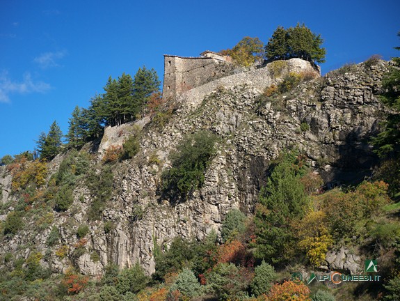 6 - Die an einem Felssporn bei Piène-Haute klebende Burg Castello della Penna (2014)