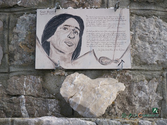 5 - Die Gedenktafel für Patrick Berhault am Sockel des Gipfelkreuzes des Monte Grammondo (2014)