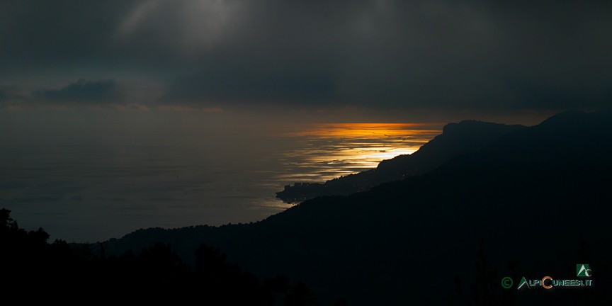 7 - Sonnenuntergang über Monaco vom Plan du Lion aus gesehen (2014)