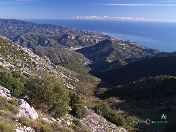 9 - Ausblick vom Weg, der vom Monte Grammondo herunter kommt, in Richtung Ventimiglia (2014)