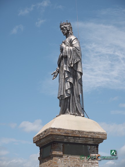 14 - L'enorme statua de Il Redentore (2025)