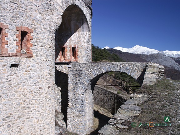 3 - L'ingresso con il pilone battiponte di Forte Pozzanghi (2010)