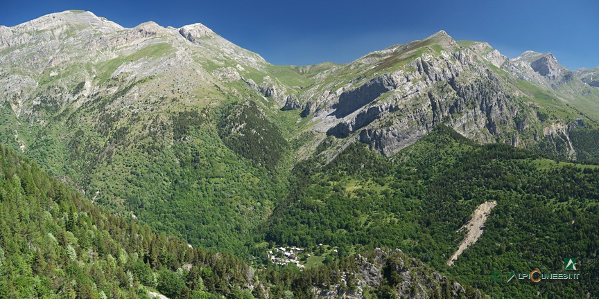 4 - Panorama dalla Cima delle Saline al Mongioie, dai pressi del Passo del Lagarè; in basso Carnino inferiore e al centro il Passo delle Saline (2017)
