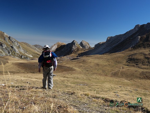 1 - La discesa per praterie verso il Rifugio Fauniera (2012)