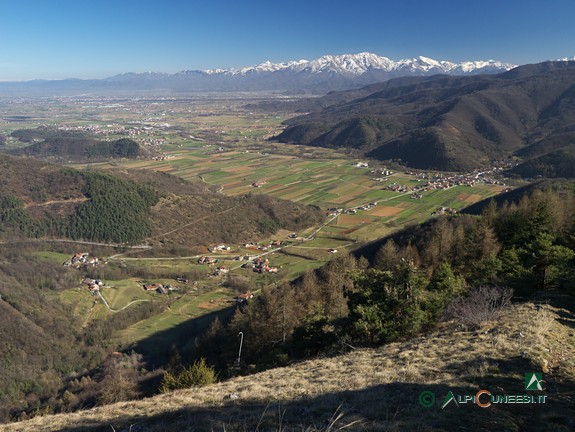 3 - Panorama sulla bassa Valle Grana dalla zona di decollo con il parapendio (2019)