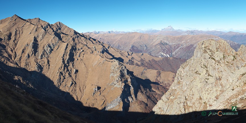 9 - La Rocca Pergo Grossa a destra e il Monte Grum a sinistra (2020)