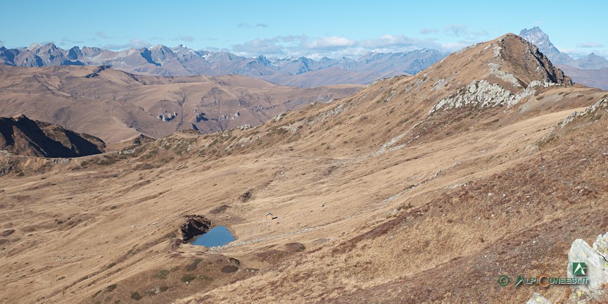 12 - Il Bivacco Bernardi, minuscolo vicino al laghetto, e il Monte Bram, a destra (2020)