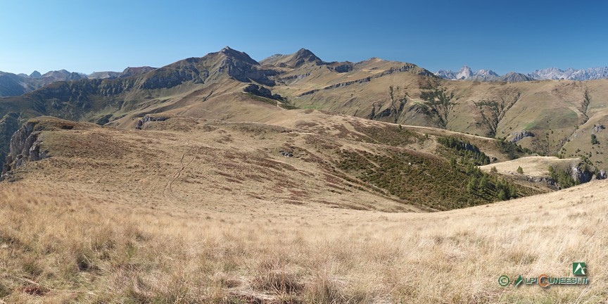 9 - Panorama verso la Bassa di Narbona dalla Rocca della Cernauda (2023)